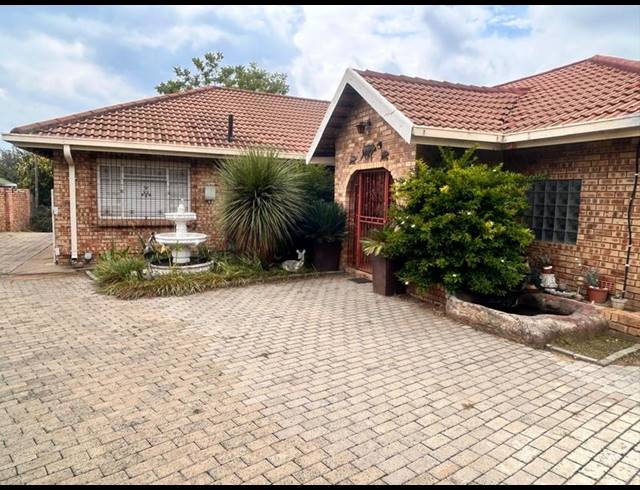 3 BEDROOM HOUSE FOR SALE IN STANFIELD HILL